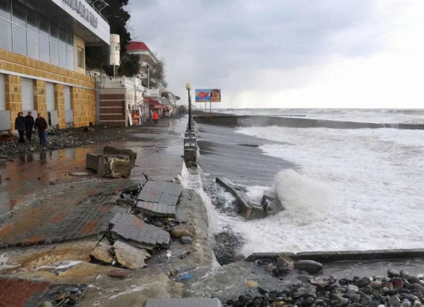 Три человека утонули в море в Сочи во время шторма