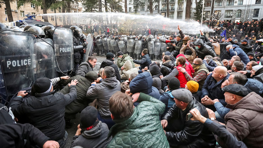 В Тбилиси спецназ начал разгонять протестующих